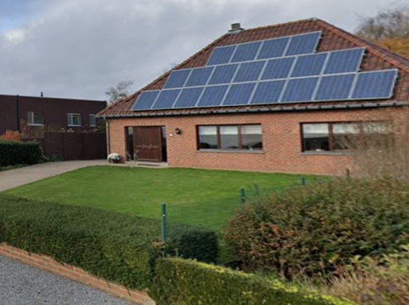 Instapklare open bebouwing op een ruim perceel van méér dan 23 are. Privacy en rust gegarandeerd. De woning is goed onderhouden en heeft een EPC label